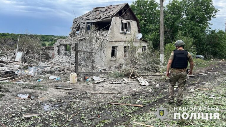 За добу на житлові квартали Донеччини загарбники скинули 10 авіабомб: як минуло 5 червня в регіоні (ЗВЕДЕННЯ, ФОТО)